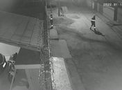 Imagens de câmeras de segurança mostram supostos funcionários realizando fiscalizações durante a madrugada, em Arapiraca.