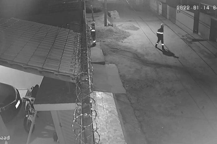 Imagens de câmeras de segurança mostram supostos funcionários realizando fiscalizações durante a madrugada, em Arapiraca.