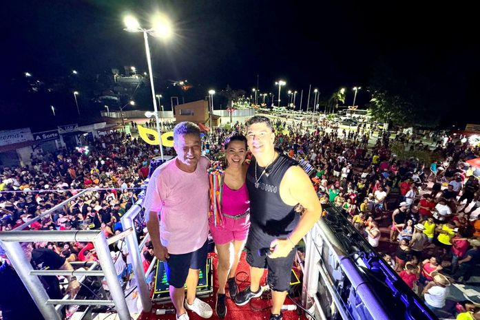 Carna Branquinha: trio elétrico arrastou multidão de foliões neste domingo