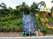 Prefeitura instala lonas em áreas com risco de deslizamento de encostas de Maceió