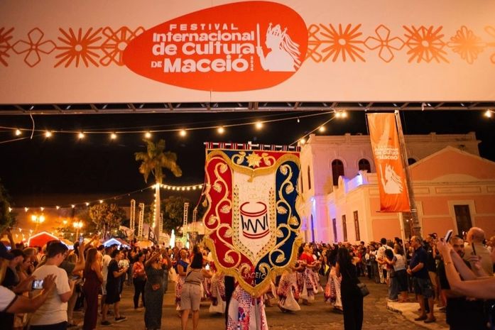 Jaraguá vira palco da cultura popular em grande cortejo no Festival Internacional de Cultura de Maceió