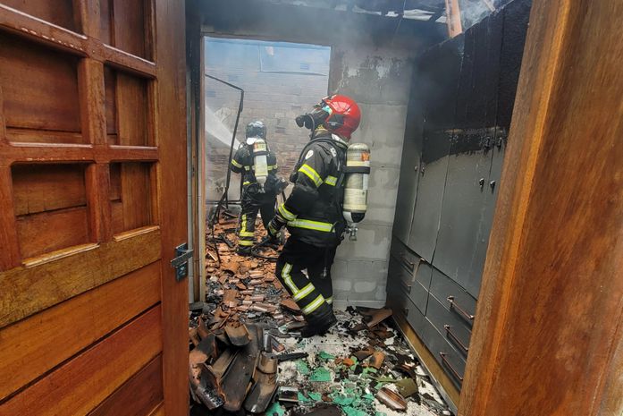 Incêndio destrói cômodo de residência em Arapiraca; veja imagens