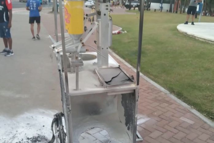 Carrinho de churros pega fogo e assusta transeuntes na Orla de Jatiúca, em Maceió