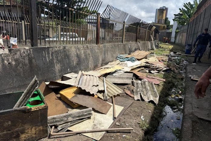 Barracos usados para venda e consumo de drogas são desmontados em Maceió