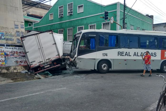 Colisão entre caminhão e ônibus no Centro