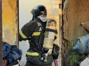 Bombeiros usaram água para combater as chamas.