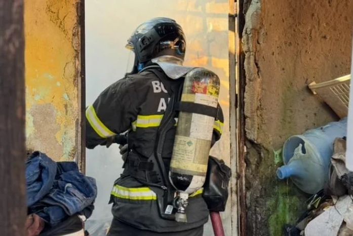 Bombeiros usaram água para combater as chamas.