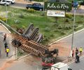 Veja o exato momento em que carreta que transportava retroescavadeira capota e deixa duas pessoas mortas na Rota do Mar