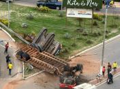 Veja o exato momento em que carreta que transportava retroescavadeira capota e deixa duas pessoas mortas na Rota do Mar
