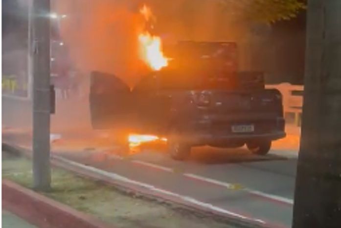 Veículo pega fogo em avenida no Centro de União dos Palmares