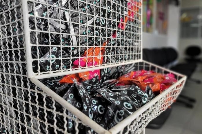 Preservativos são disponibilizados gratuitamente.