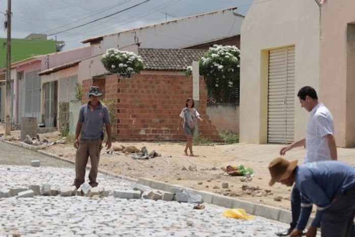 Prefeito Ediel Leite vista as obras de pavimentação em Craíbas