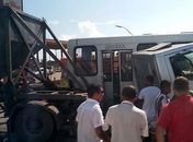 Falha mecânica provoca acidente entre carreta e ônibus e 14 pessoas ficam feridas 