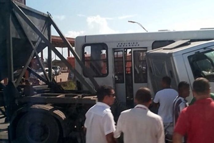 Falha mecânica provoca acidente entre carreta e ônibus e 14 pessoas ficam feridas