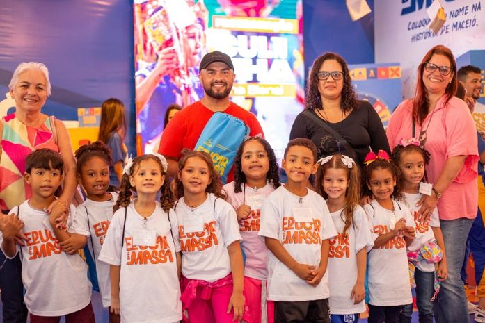 Na Bienal, crianças de creches municipais participam de oficinas de pintura e contação de histórias