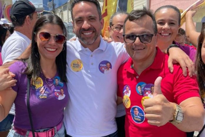 Com ajuda de amigos, Paulo Dantas é recebido por apoiadores durante carreata em Junqueiro, AL