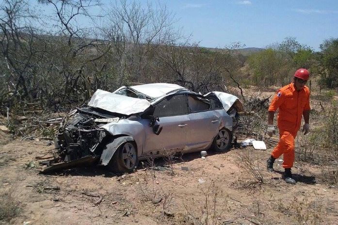 carro capota na AL 220