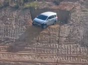 Carro despenca de ribanceira e quase cai em córrego na Av. Marília Mendonça, em Maceió
