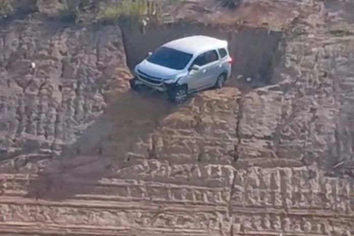 Carro despenca de ribanceira e quase cai em córrego na Av. Marília Mendonça, em Maceió
