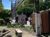 Árvore cai atingindo rede elétrica e food truck na Ponta Verde