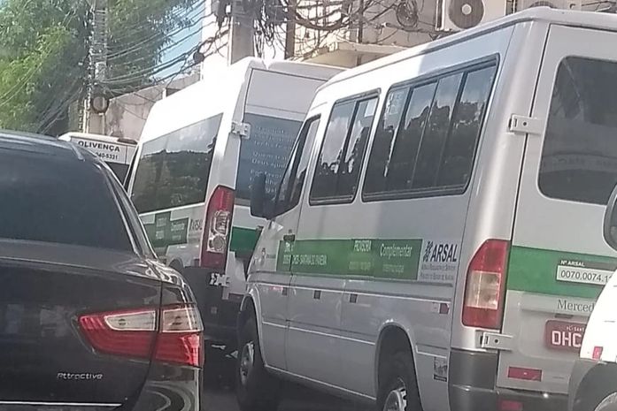 Contra decisão judicial, condutores de transportes complementares realizam protesto