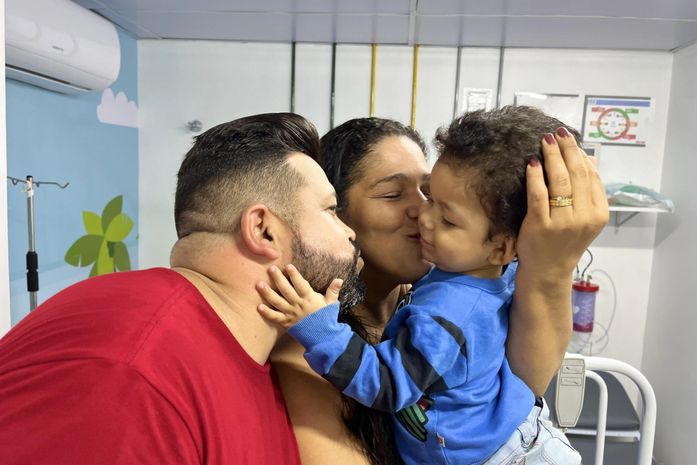HGE salva a vida de criança de 1 ano e família retorna à unidade hospitalar para agradecer aos servidores