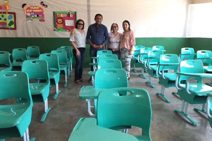 Escolas da rede municipal de ensino público começam a receber móveis novos, em Palmeira