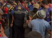 Vídeo: Fiscais e ambulantes se desentendem durante operação no Centro