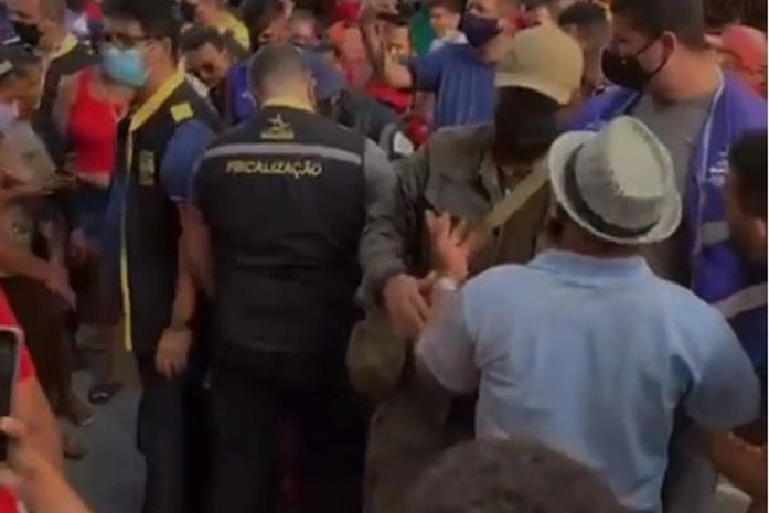 Vídeo: Fiscais e ambulantes se desentendem durante operação no Centro
