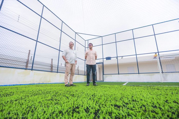 Prefeito Luciano acompanha obras do CRAS e do campo de futebol society no Brisa