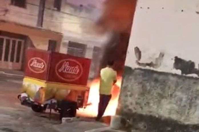 Incêndio destrói motocicleta estacionada em porta de igreja do Centro Histórico de Penedo
