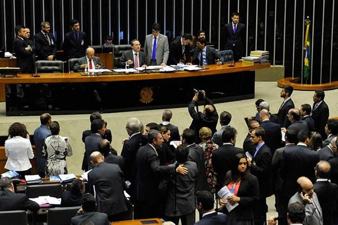 Congresso vota 38 vetos presidenciais.