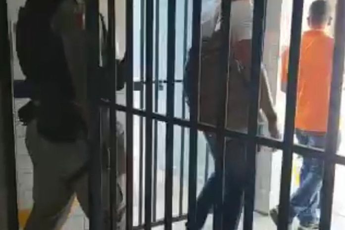 Professor foi conduzido para a delegacia para prestar esclarecimentos