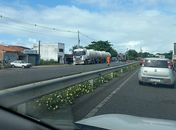 Colisão entre carro e carreta carregada com álcool deixa uma pessoa ferida na AL-101
