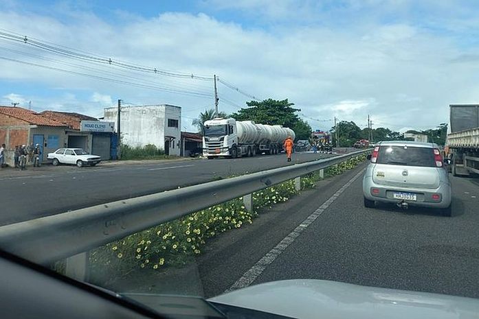 Colisão entre carro e carreta carregada com álcool deixa uma pessoa ferida na AL-101