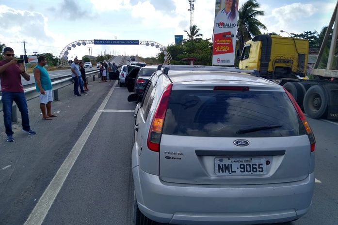 Veículos se envolvem em engavetamento na AL-101 Sul em Alagoas