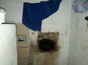 Presos de delegacia no interior fogem através de buraco feito na parede