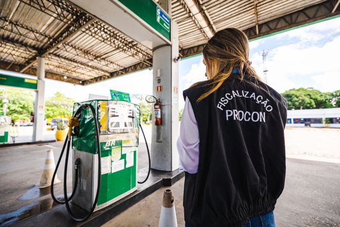 Equipes de fiscalização percorrem postos da capital.