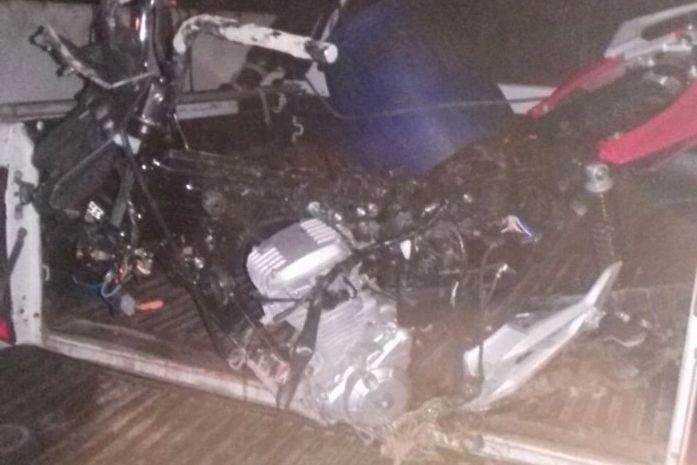Parte da moto encontrada pela polícia no local do desmanche