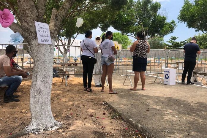 Mortos pelo Covid-19 são homenageados com pétalas de rosa, caídas do céu em Arapiraca