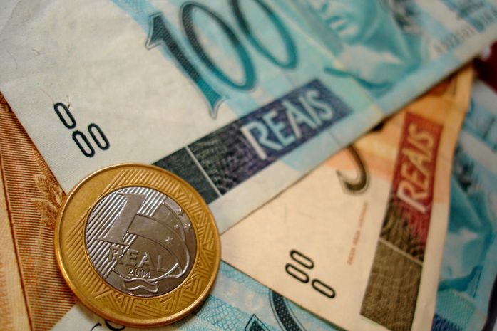 Servidores do Estado recebem salários neste sábado