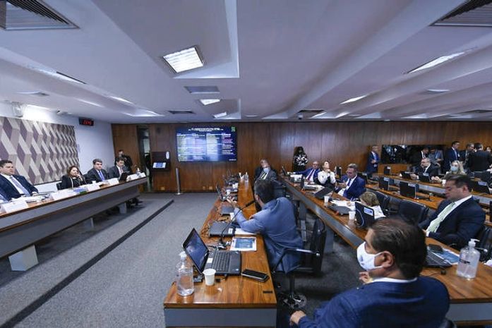 CCJ do Senado votará PEC do estouro na manhã desta terça (6)