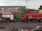 Corpo de Bombeiros é acionado para conter incêndio de médias proporções em madeireira