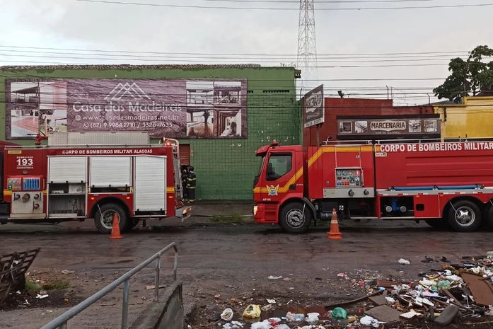 Corpo de Bombeiros é acionado para conter incêndio de médias proporções em madeireira