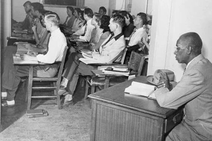 George foi o primeiro aluno da Universidade de Oklahoma e por ser negro foi   obrigado a assistir aulas fora da classe.