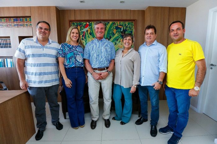 Senador com lideranças políticas, parlamentares, prefeitos, ex-prefeitos e correligionários