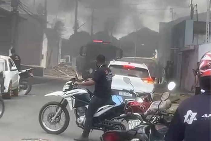 Incêndio em fábrica de estofados provoca correria e mobiliza bombeiros em Arapiraca