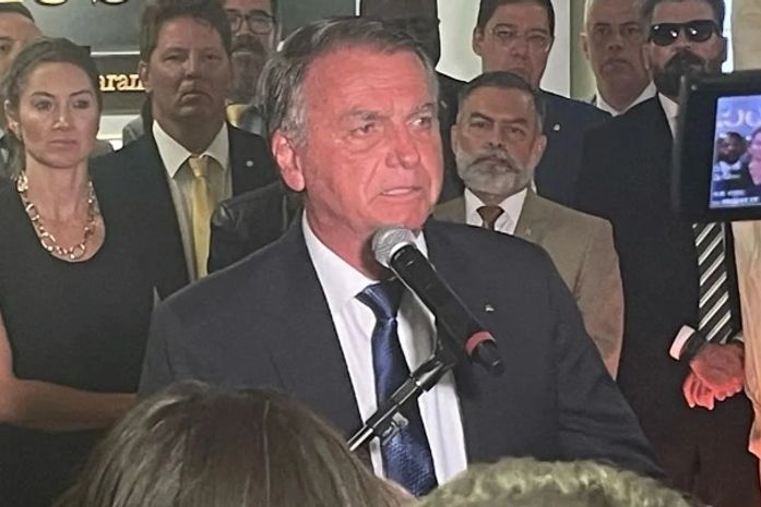 Bolsonaro diz que Eduardo se licenciou para combater o “nazifascismo que avança no país”