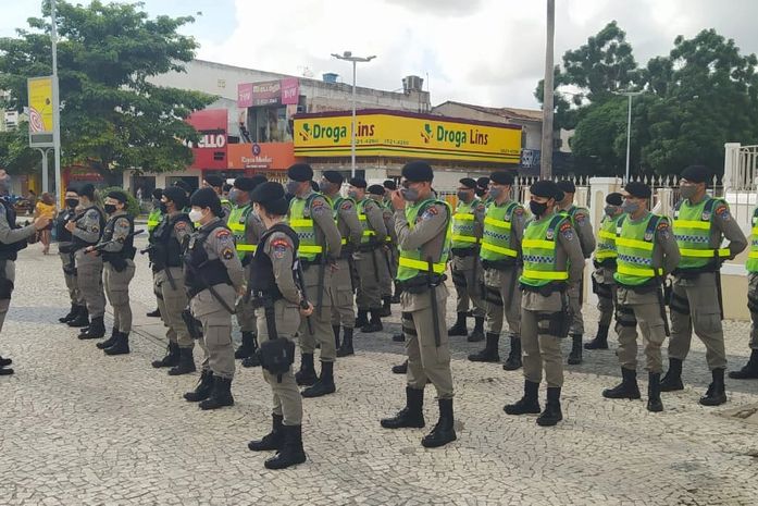 Alunos do Centro de Formação e Aperfeiçoamento de Praças realizam policiamento no centro de Arapiraca
