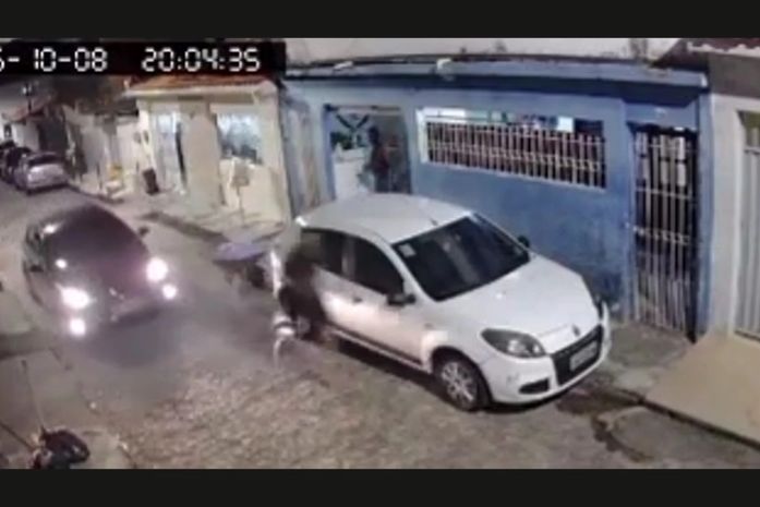 Câmeras flagram momento em que jovem é baleado no bairro do Jacintinho, em Maceió